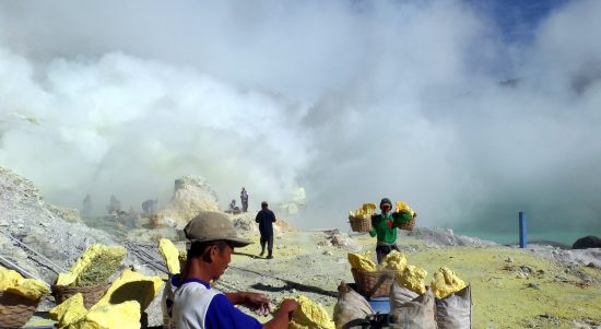 SUmber daya alam belerang di banyuwangi belerang