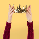 hand-holding-crown-ranking-marketing-concept apa itu princess syndrome