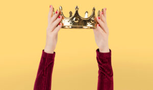 hand-holding-crown-ranking-marketing-concept apa itu princess syndrome