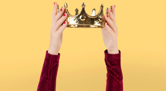 hand-holding-crown-ranking-marketing-concept apa itu princess syndrome
