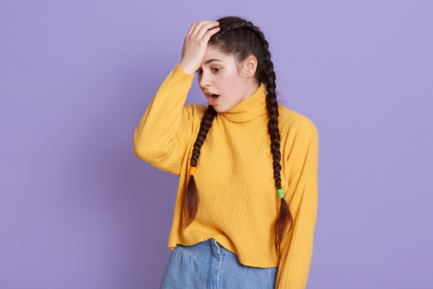 wanita berbaju kuning yang menepuk jidatnya karna lupa Emosi yang jarang diketahui banyak orang