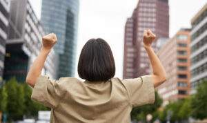 excitement-happy-girl-rear-view-raising-her-hands-up-looking-big-city-skyscrappers-feeling-co Hidup mandiri