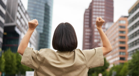 excitement-happy-girl-rear-view-raising-her-hands-up-looking-big-city-skyscrappers-feeling-co Hidup mandiri