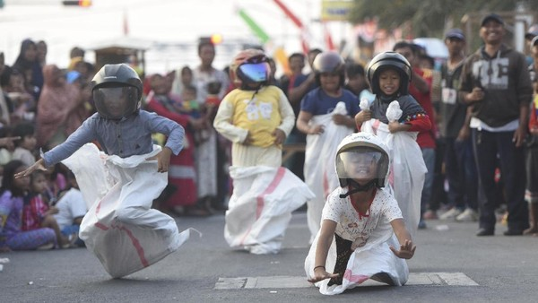 lomba balap karung berhelm untuk memeriahkan 17 Agustus photo by detikhealth Lomba 17 Agustusan yang seru dan menarik