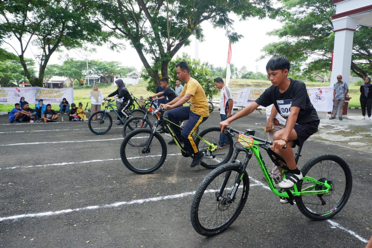 lomba sepeda lambat untuk memeriahkan 17 Agustusan photo by kabarsinjai.com lomba 17 Agustusan yang seru dan menarik