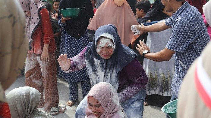 lomba estafet tepung untuk memeriahkan 17 agustusan photo by serambinews.com lomba estafet tepung