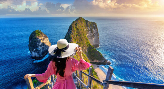 woman-walking-kelingking-beach-nusa-penida-island-bali-indonesia
